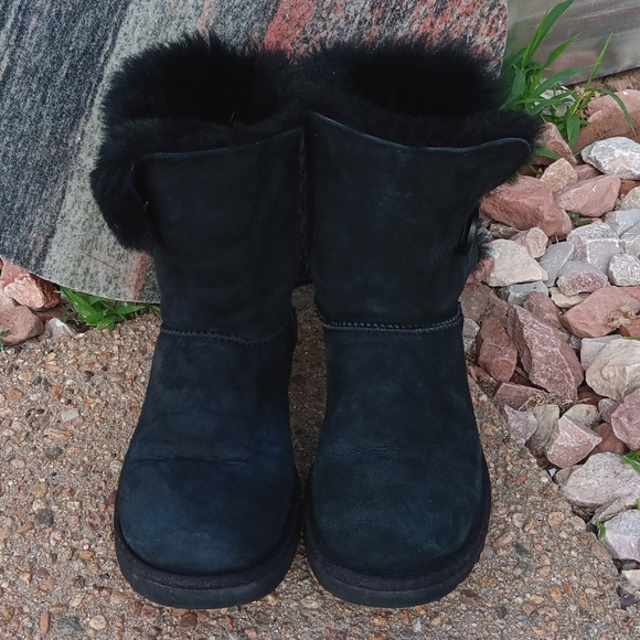 UGG Bailey button black leather shearling lined boots womens 7 - Picture 3 of 10
